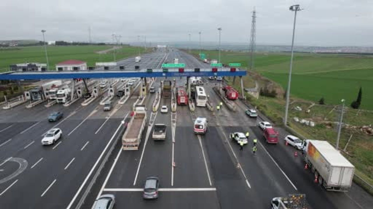 Kınalı Gişeleri'nde Otobüs Kazası: Araçta Sıkışanlar Var