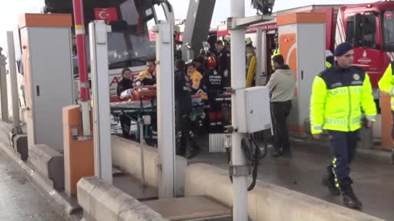 Kınalı gişelerinde otobüs ve araç çarpıştı: Araçta sıkışanlar var