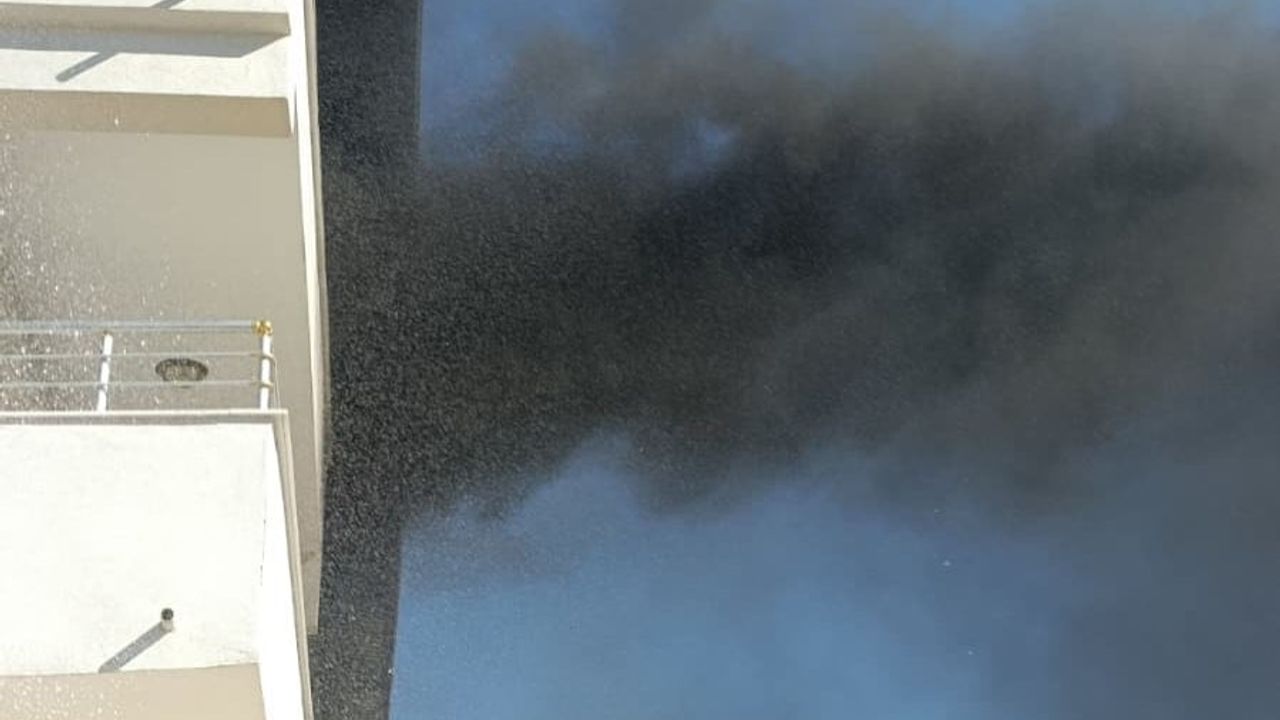 Kırıkhan'da 2 katlı evin çatısında yangın — İtfaiye müdahalesiyle söndürüldü