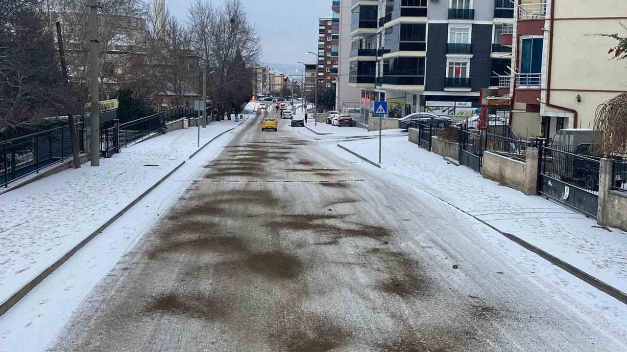 Kırıkkale Belediyesi karla mücadelede sahada