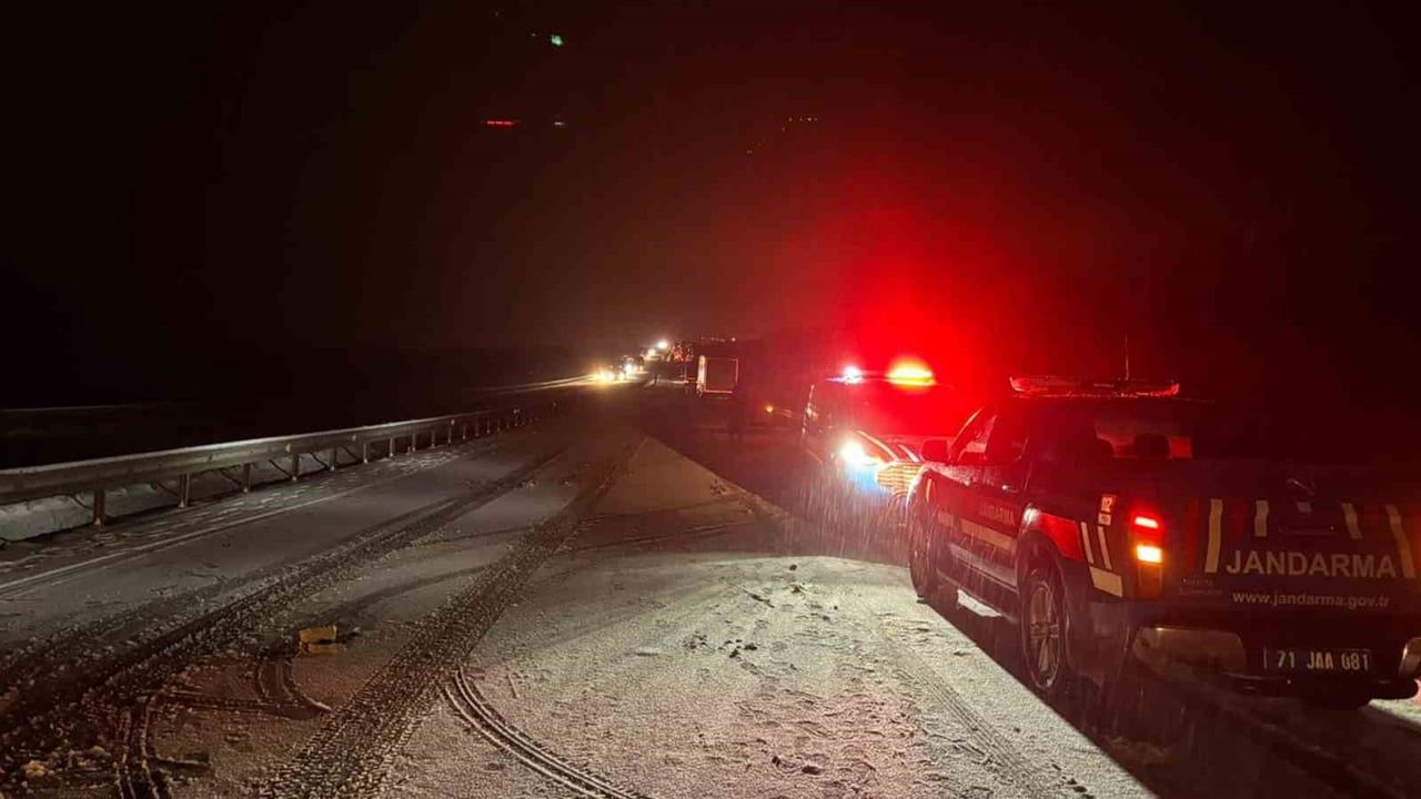 Kırıkkale-Çorum karayolunda kamyonet zincirleme kazaya neden oldu — 1 yaralı