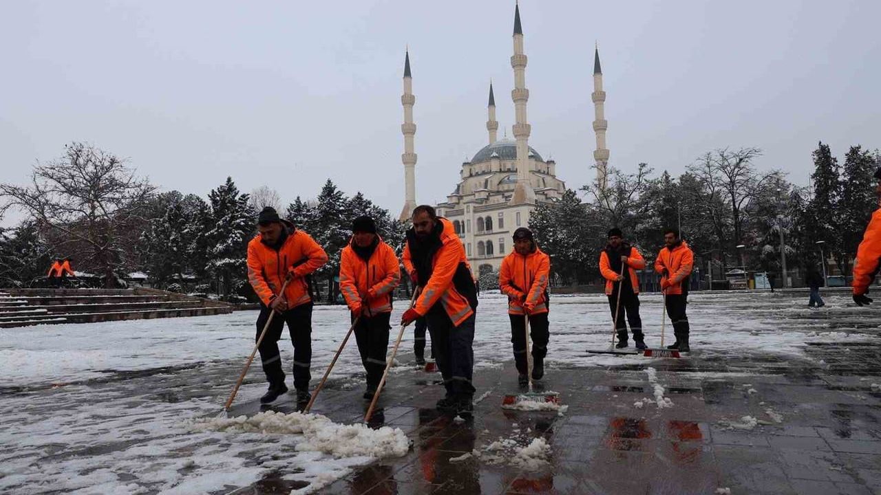 Kırıkkale’de kaldırımlar kar temizliğiyle yaya trafiğine açılıyor