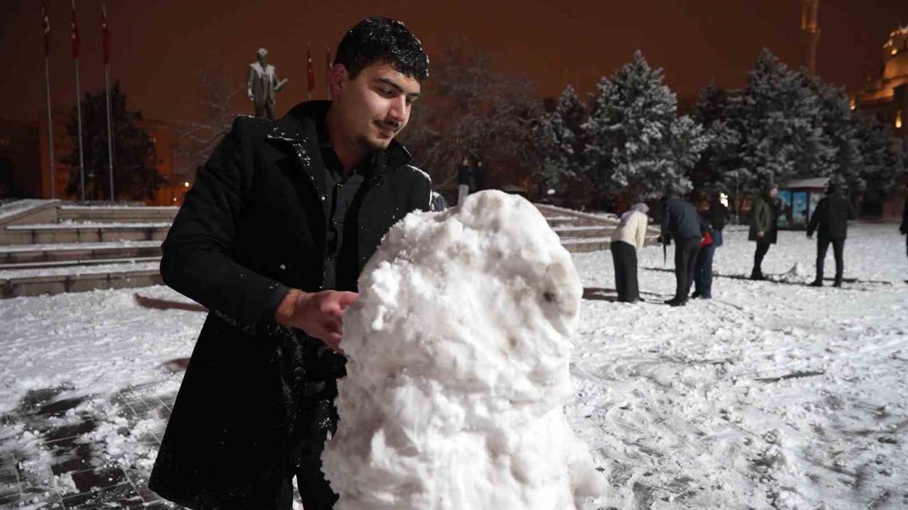 Kırıkkale'de kar yağışı 43 ilin geçiş güzergahında etkili oldu