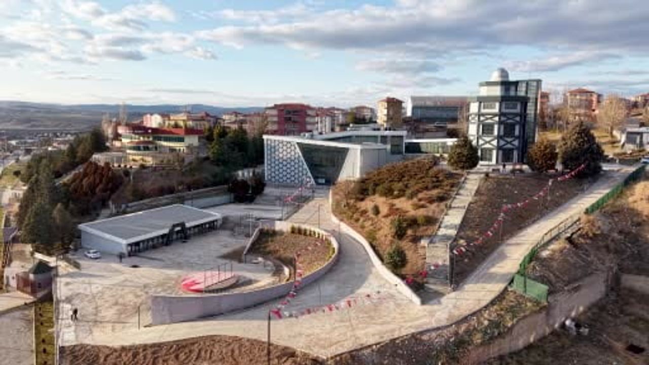 Kırıkkale'de karnesini getiren çocuklara ücretsiz buz pisti