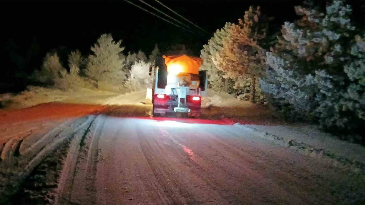Kırıkkale’de köy yollarında tuzlama ve kar küreme çalışmaları
