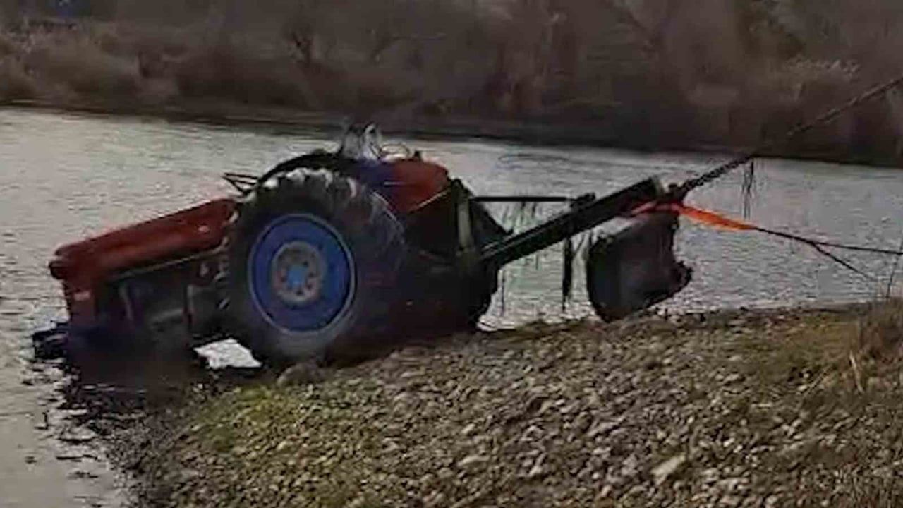 Kırıkkale'de Park Halindeki Traktör Kızılırmak'a Düştü, Belediye Ekipleri Kurtardı