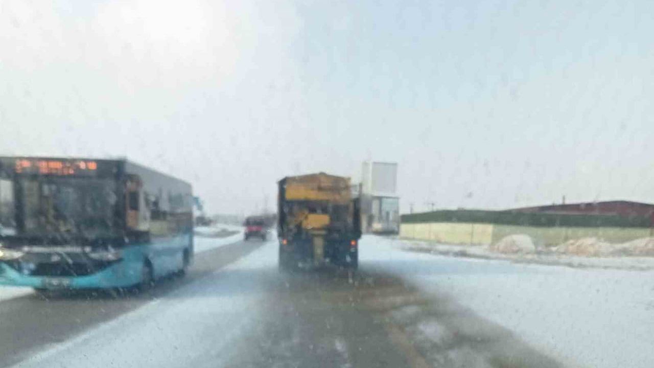 Kırıkkale'de yollarda buzlanmaya karşı tuzlama çalışmaları