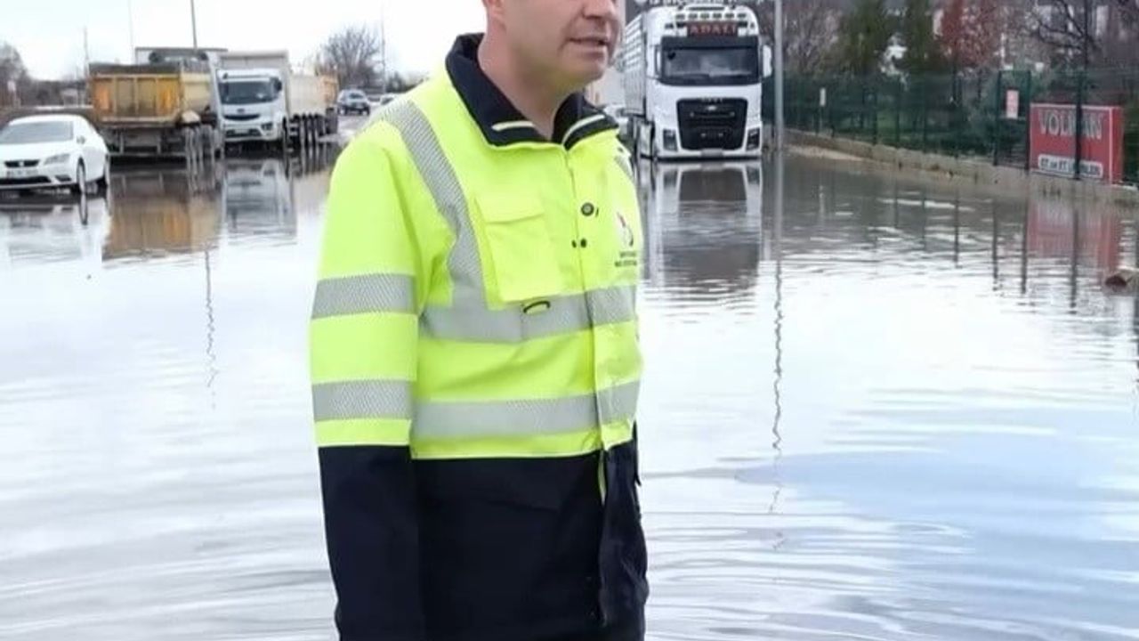 Kırklareli'nde Sağanak Felç: Başkan Bulut Sular İçinde Şiir Okudu