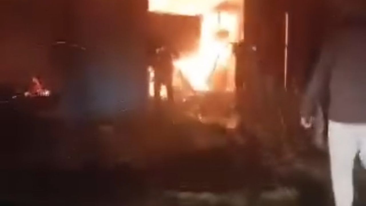 Kırşehir'de garaj yangını: traktör ve tarım aletleri kullanılamaz hale geldi