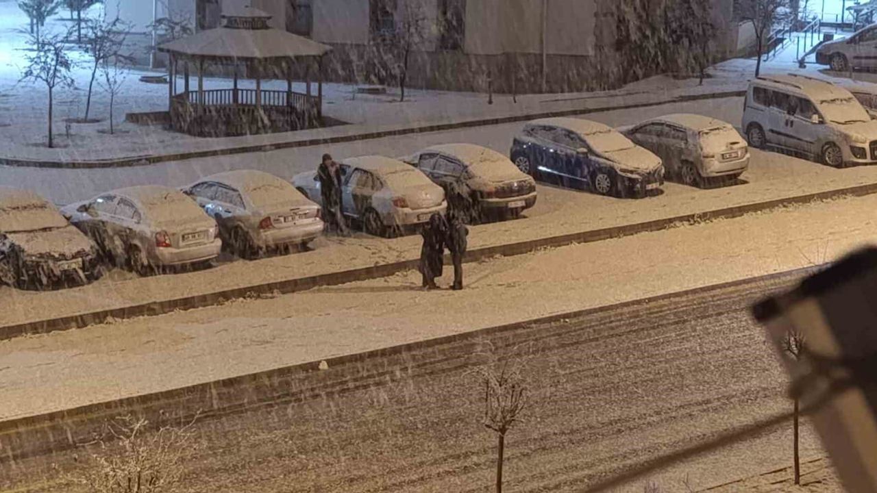 Kırşehir'de gece lapa lapa kar yağışı vatandaşları sokağa çıkardı