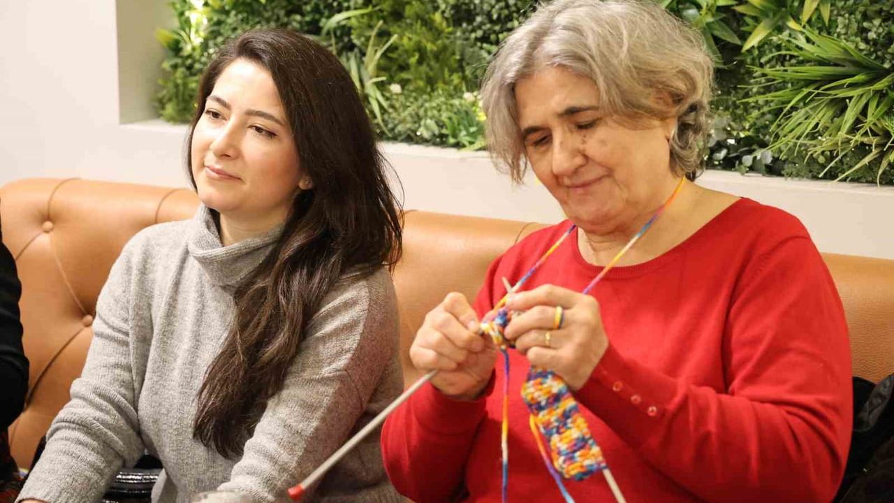 Kırşehir'de kadınlar ihtiyaç sahibi çocuklara karne hediyesi için örgü ördü