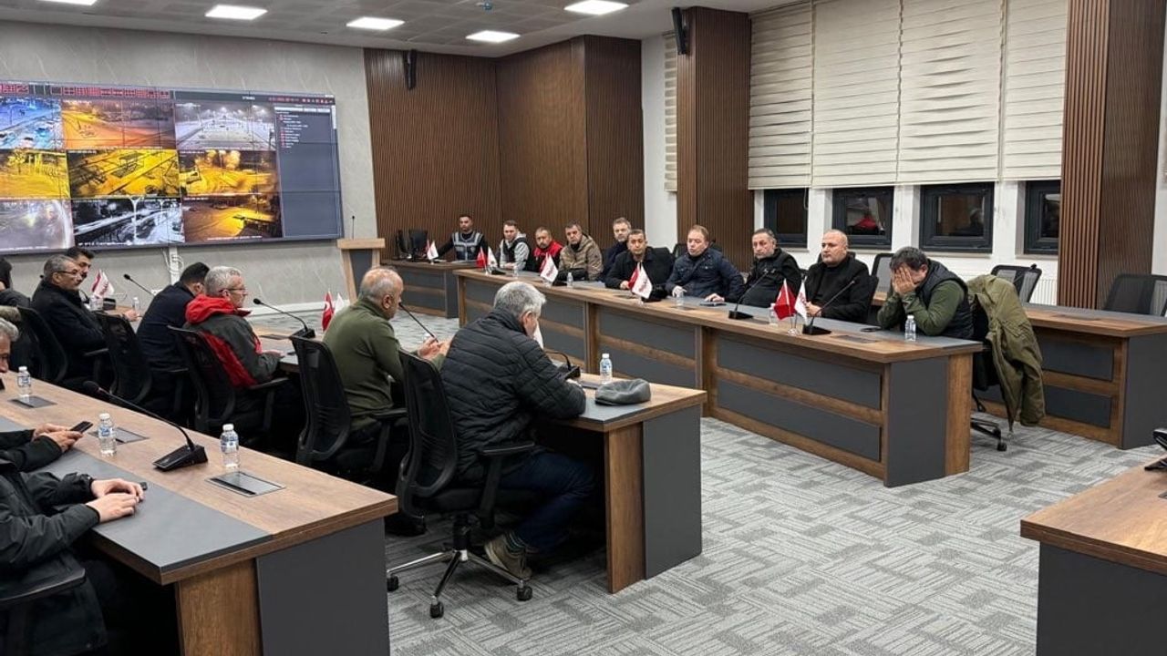 Kırşehir'de kar etkisi: 4 köyde elektrik, 7 köyde haberleşme kesintisi