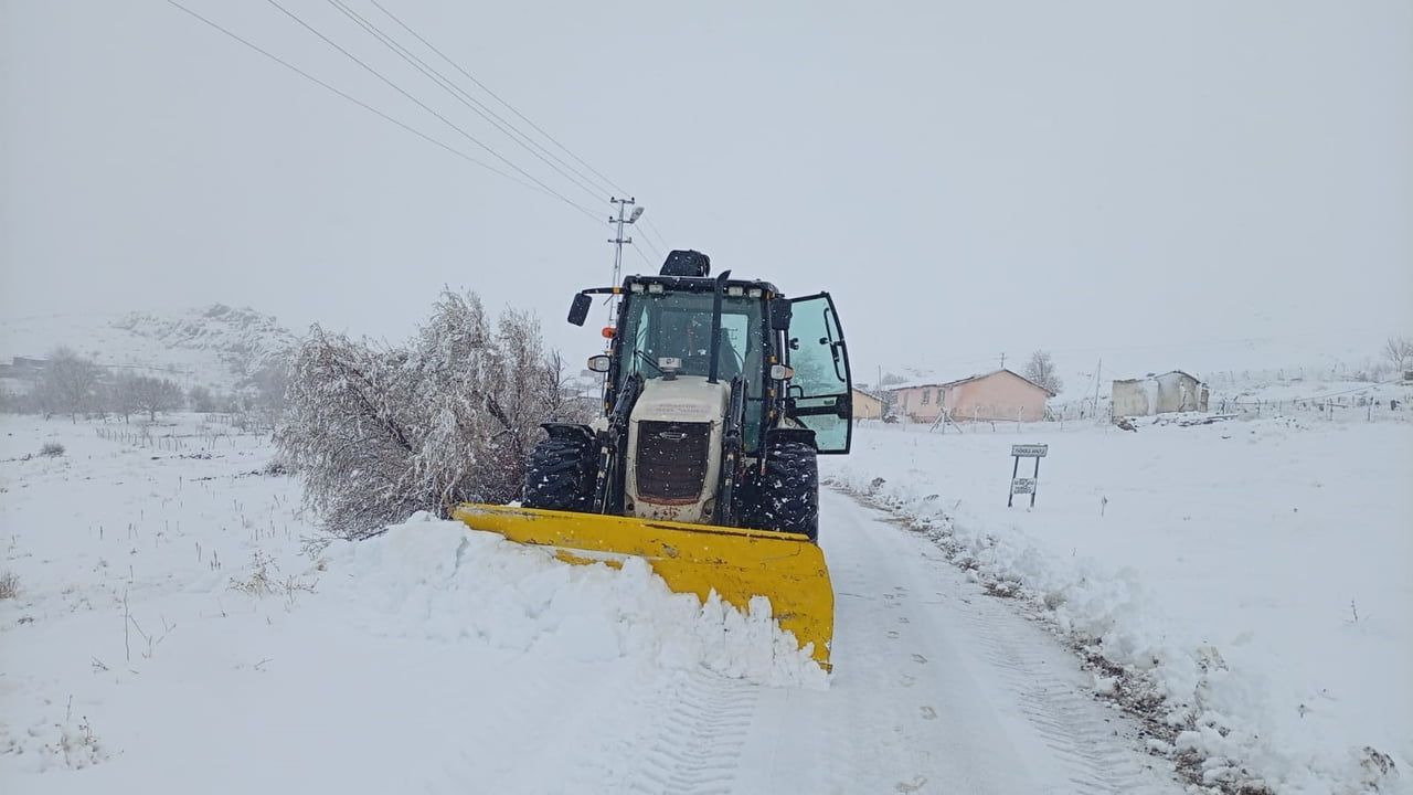 Kırşehir'de kar yağışı: Tüm köy yolları açık, tuzlama çalışmaları sürüyor