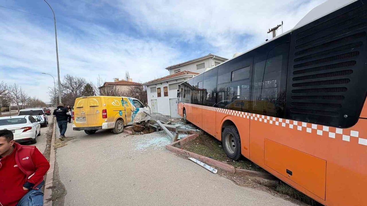 Kırşehir'de PTT kargo aracı belediye otobüsüne çarptı