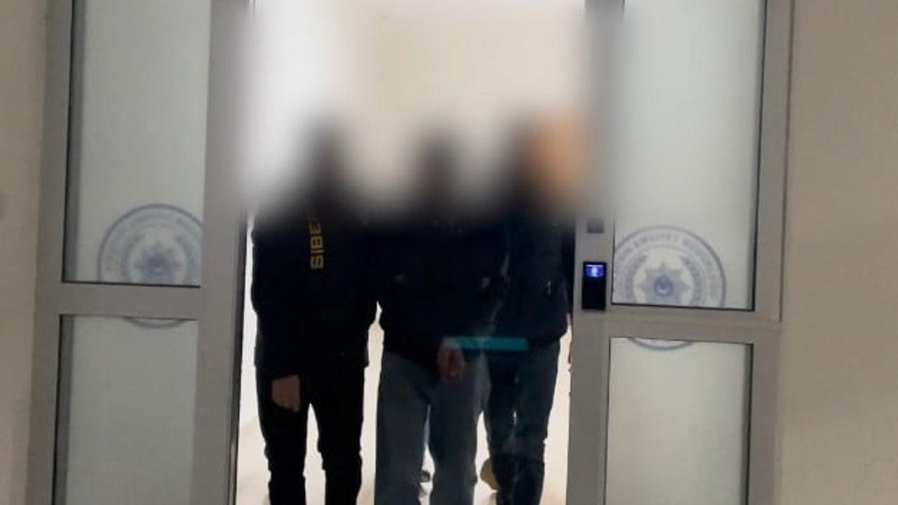 Kırşehir'de telefonlara zararlı yazılım yükleyen iki kişi yakalandı ve tutuklandı