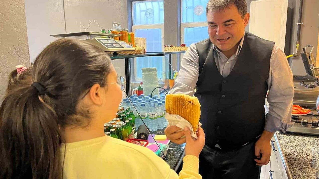 Kırşehir Vali Yardımcısı Alper Balcı, kadın kafede öğrencilerin tostunu hazırlayıp hesabı ödedi