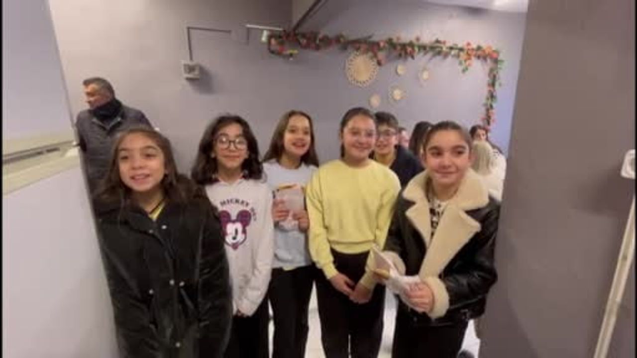 Kırşehir Vali Yardımcısı Alper Balcı, öğrenciler için tost yaptı ve hesabı ödedi