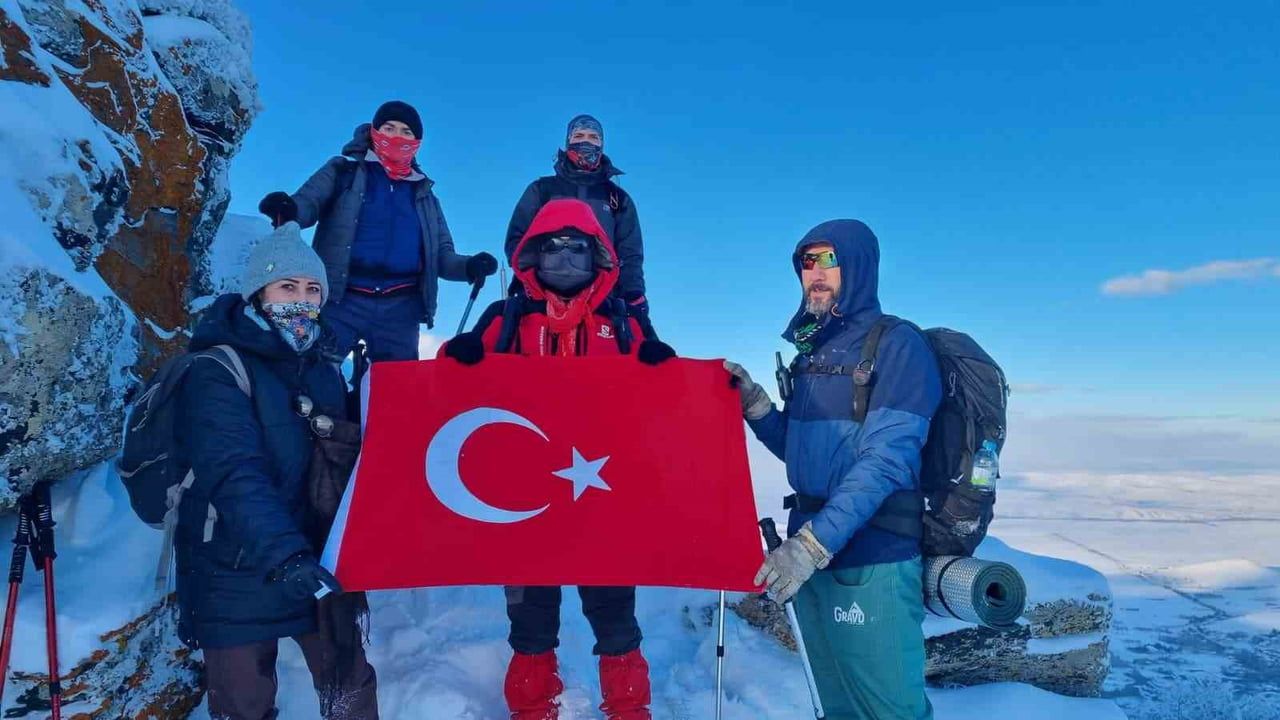 Kırşehirli dağcılar Gönül Dağı'nda İstiklal Marşı okudu