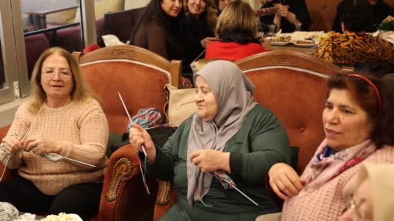 Kırşehirli Kadınlar İhtiyaç Sahibi Çocuklar İçin Örgü Örüyor