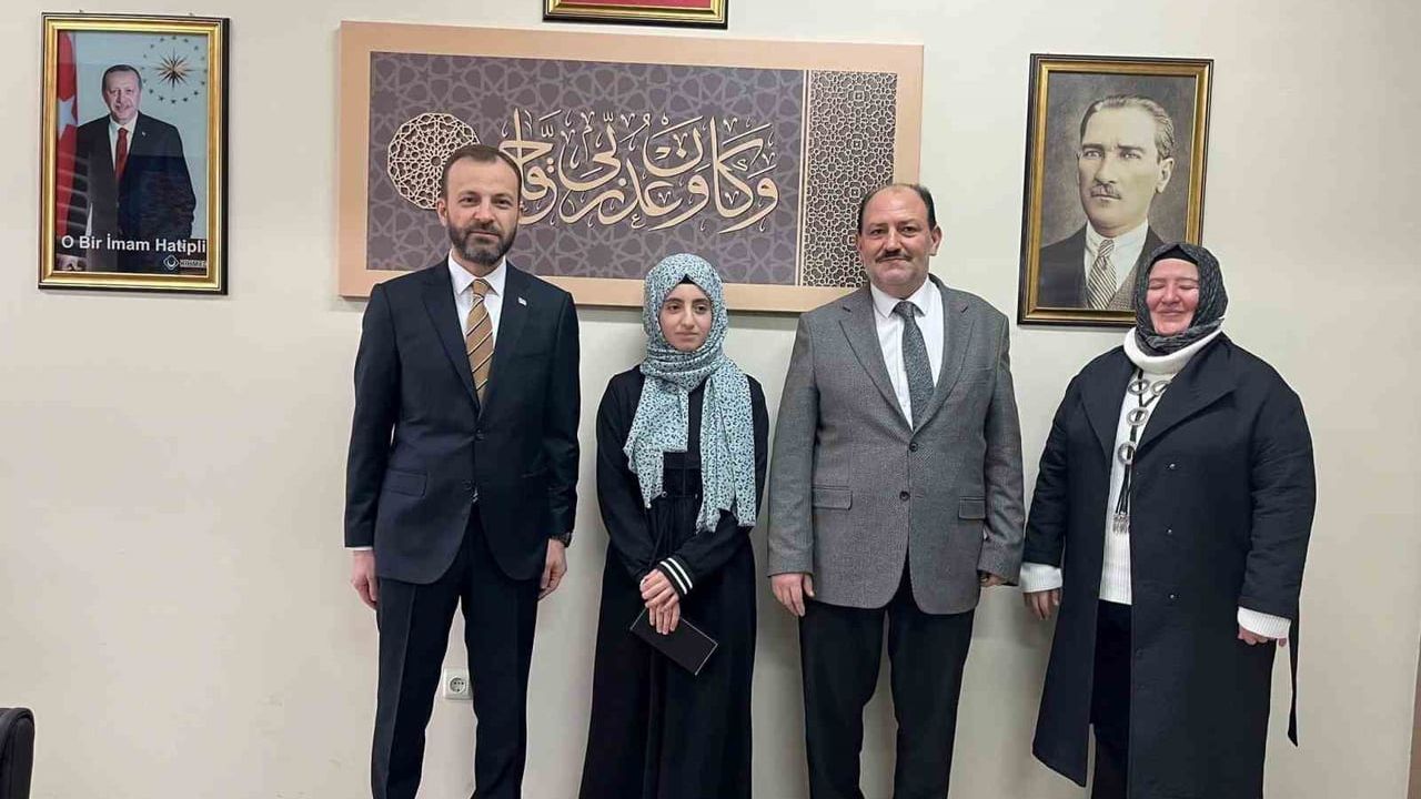 Kitap okuma yarışmasında Türkiye birincisi Hayrunnisa Cengiz ödüllendirildi