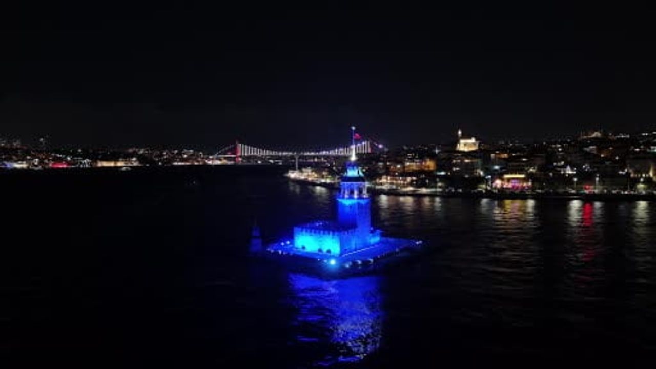 Kız Kulesi'nde Yılbaşına Özel Işık Şovu Büyüledi