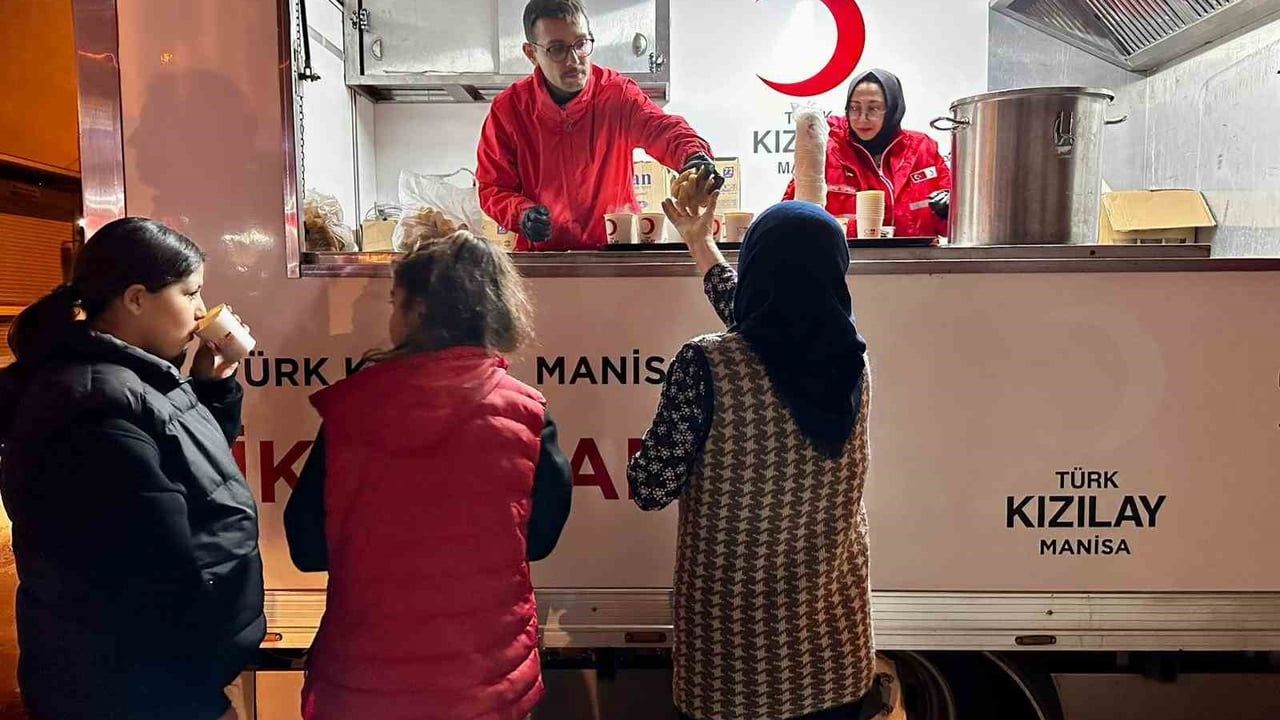 Kızılay Manisa, Miraç Kandili'nde 2 bin 500 kişiye ikram dağıttı