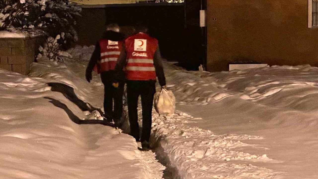 Kızılay Muradiye'de zemheri soğuğunda yardım seferberliği