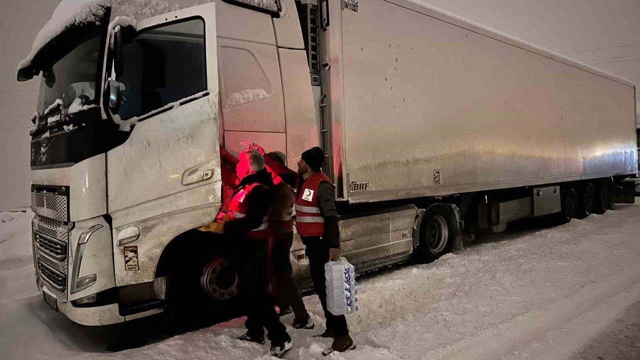 Kızılay Tendürek Geçidi’nde mahsur kalan tır şoförlerine sıcak destek verdi