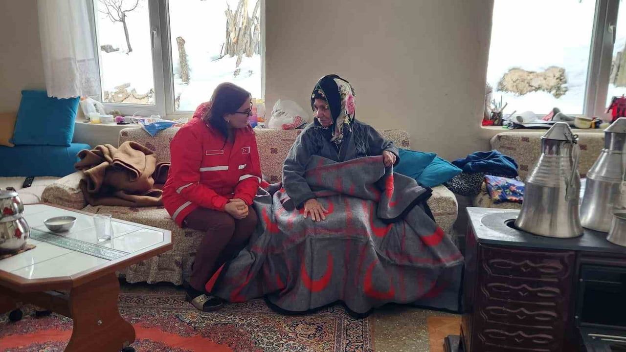 Kızılay ve AFAD Ovacık'ta kış yardımını sürdürdü