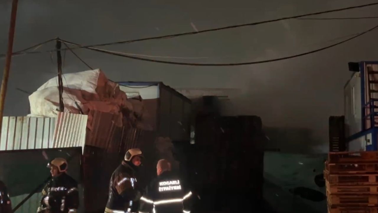 Kocaeli Çayırova'da palet deposunda yangın söndürüldü