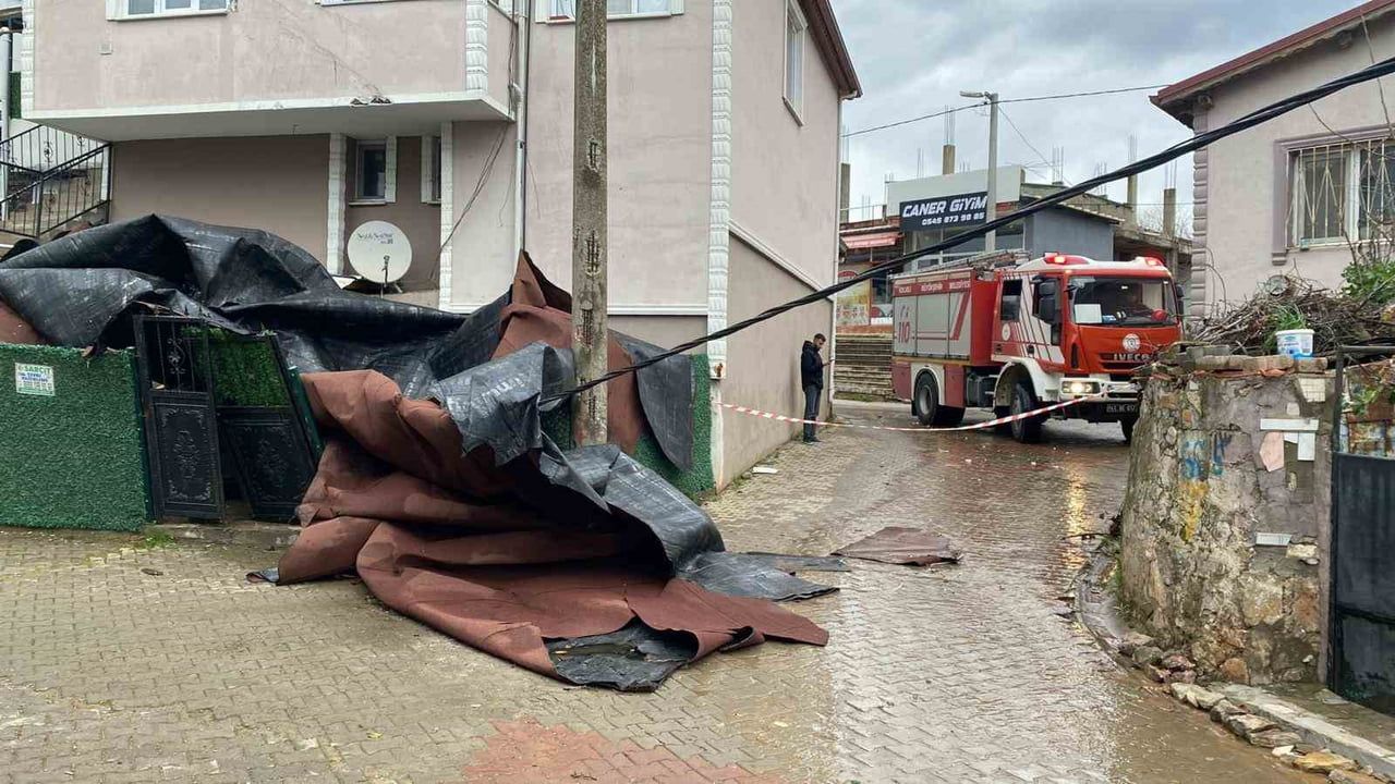 Kocaeli'de fırtına sonrası konutlarda ağır hasar