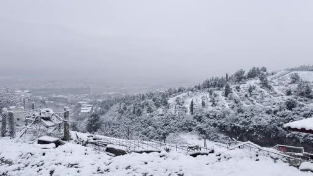 Kocaeli'de gece başlayan kar kenti beyaza bürüdü