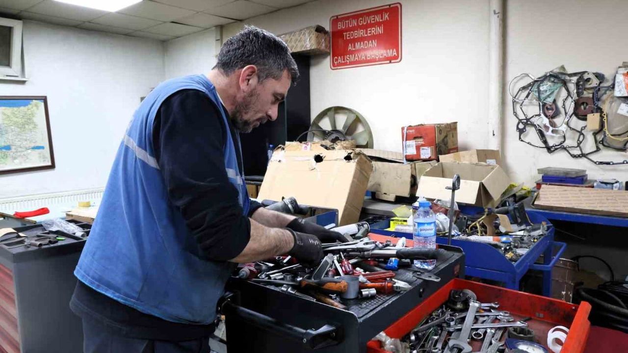Kocaeli'de iş makineleri belediye atölyesinde bakıma giriyor