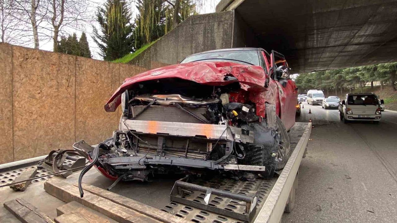 Kocaeli'de Mini Cooper köprü ayağına çarptı: Sürücü yaralandı