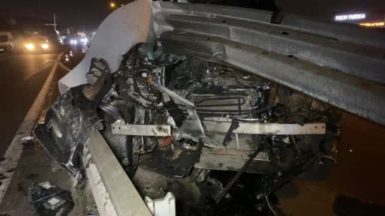 Kocaeli'de otomobil bariyere saplandı: sürücü yara almadan kurtuldu