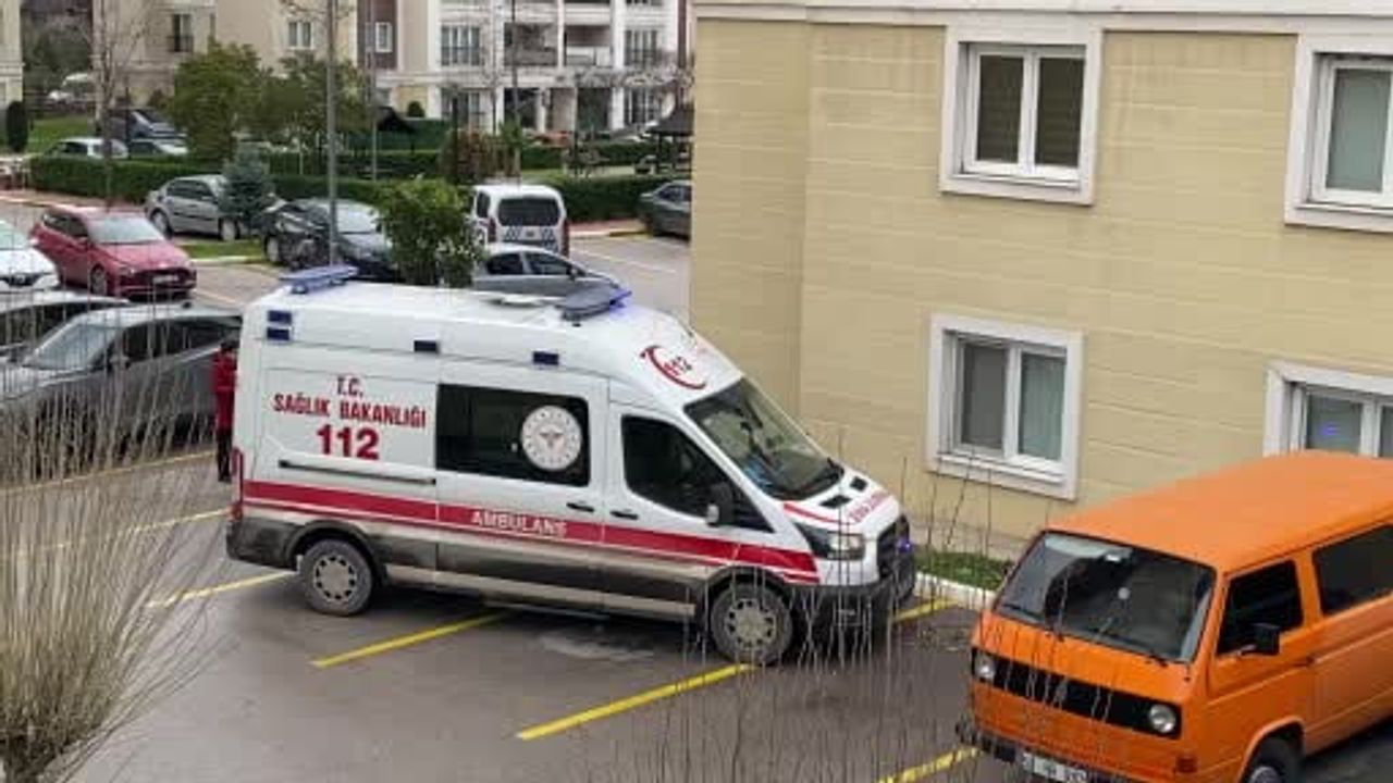Kocaeli'de otomobil istinat duvarından düştü: Anne ve kızı yaralandı
