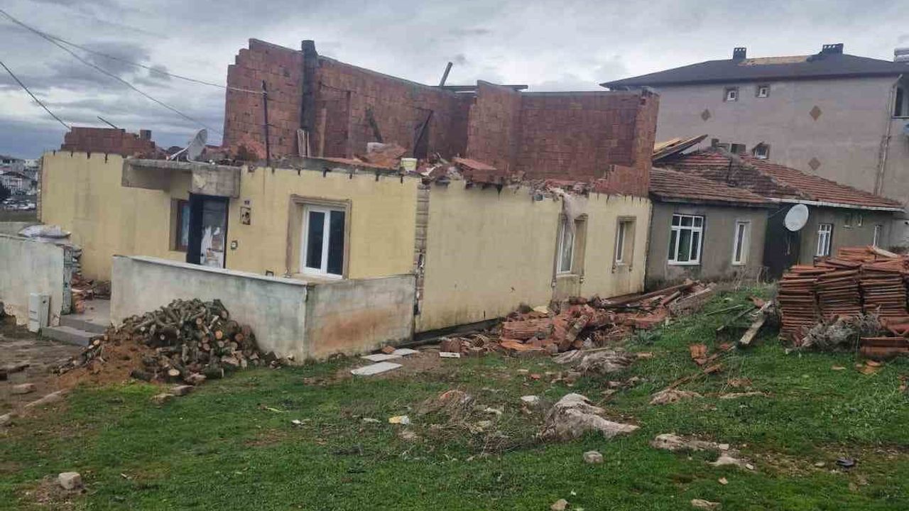 Kocaeli'de rüzgar Hereke'yi vurdu: Cumhuriyet Mahallesi'nde 186 çatıda hasar