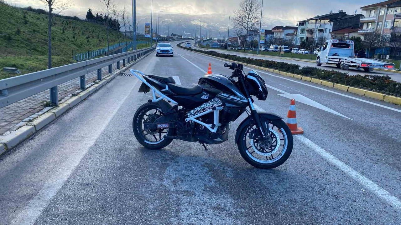 Kocaeli'de uygulamadan kaçan motosikletli trafik polisine çarptı