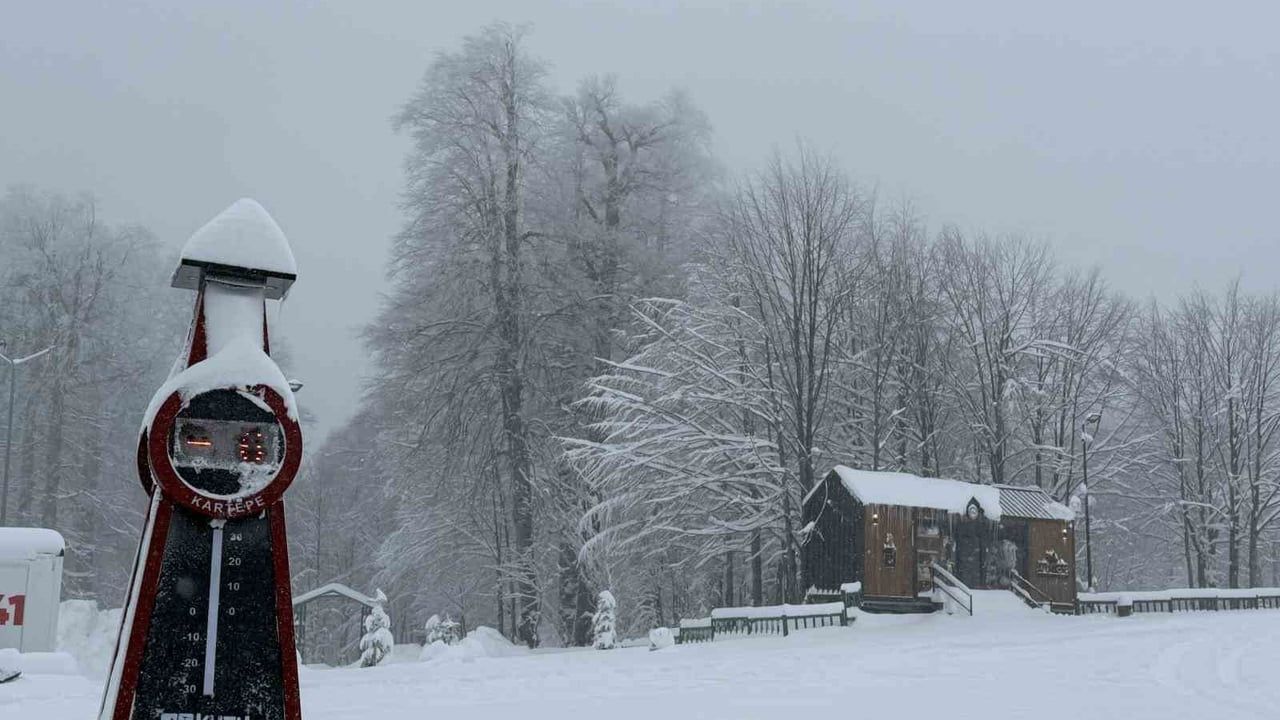 Kocaeli’nin yüksek kesimlerinde yoğun kar yağışı, ekipler seferber