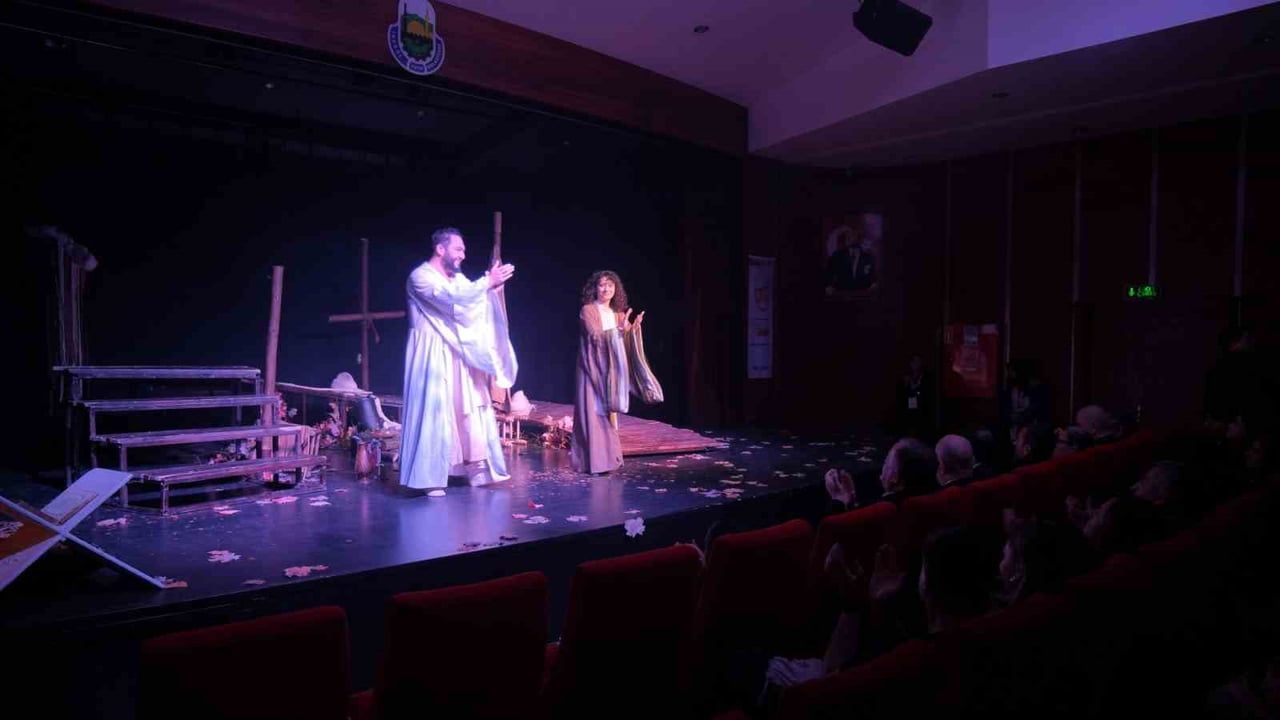 Kocaeli Şehir Tiyatroları İnegöl Tiyatro Festivali'nde sahne aldı