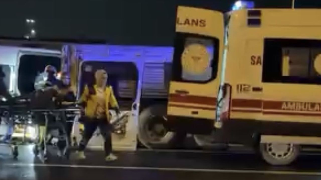 Kocaeli TEM Otoyolu'nda servis minibüsü ile kamyon çarpıştı: 7 yaralı