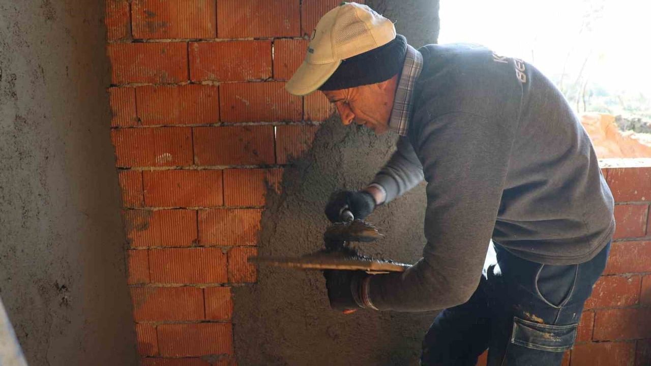 Koçarlı'da yangında zarar gören ev yeniden inşa ediliyor