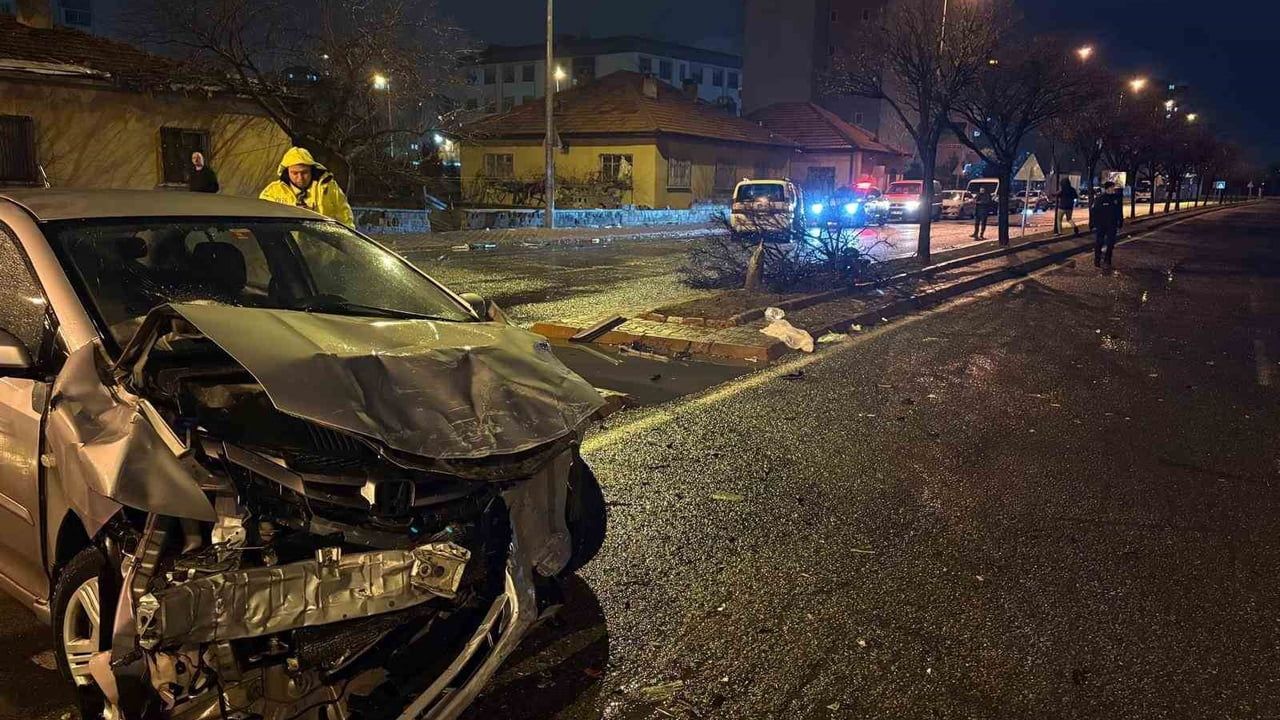 Kocasinan'da kaza: Hafif ticari araç refüjdeki ağacı ikiye böldü, 4 yaralı