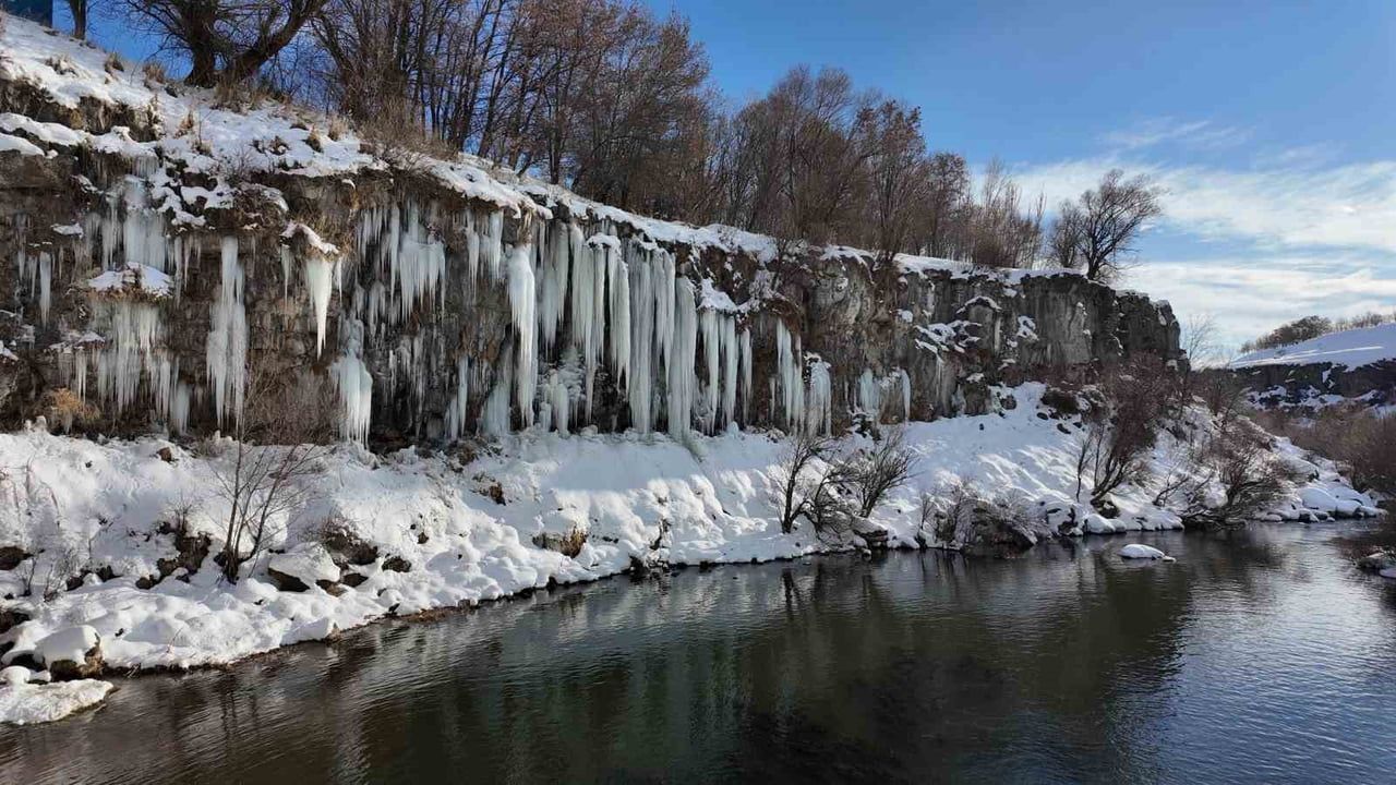 Koçköprü Kanyonu'nda Metrelerce Buz Sarkıtları Görsel Şölen Oluşturdu