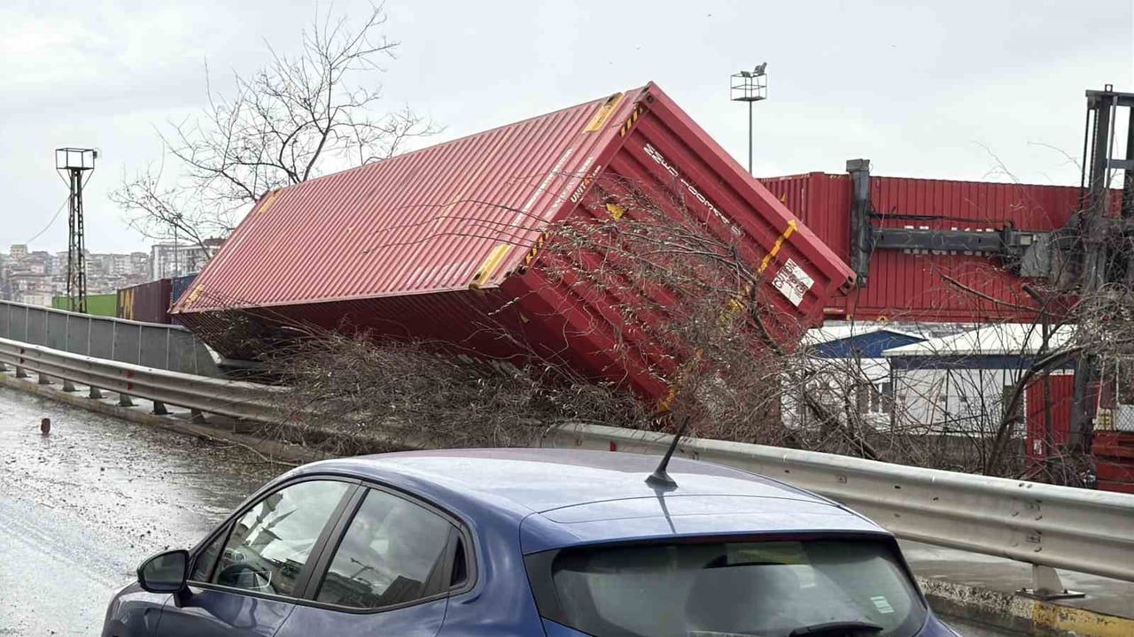 Konteynerler devrildi: Küçükçekmece Halkalı eski gümrük sahasında şiddetli rüzgar