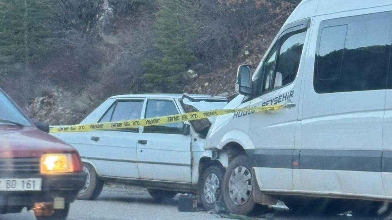 Konya Beyşehir'de otomobil ile yolcu minibüsü çarpıştı: 1 ölü, 1 yaralı