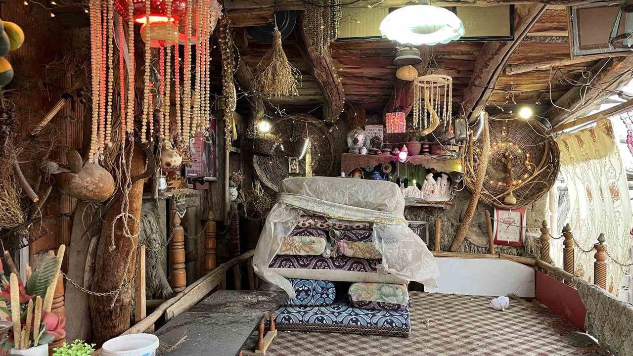 Konya'da 79 yaşındaki emekli koleksiyoner evinin bahçesini müzeye çevirdi