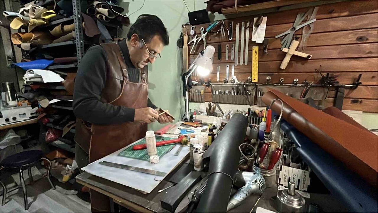 Konya'da El İşi Deri Saat Kordonlarıyla Geleneksel Sanat Canlanıyor