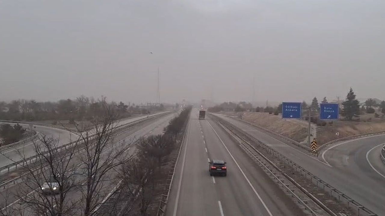 Konya'da kum fırtınası trafik akışını etkiliyor