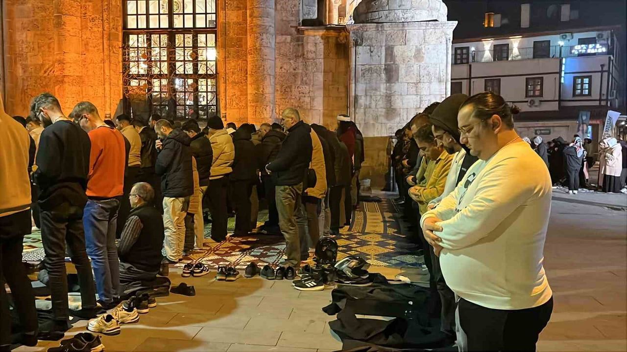 Konya'da Miraç Kandili: Camiler doldu, dualar yükseldi